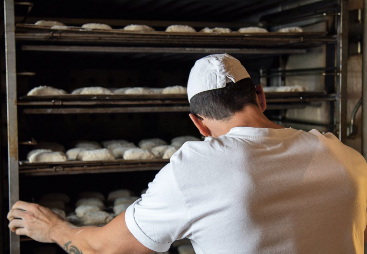 Bäckerermeister bei der Arbeit