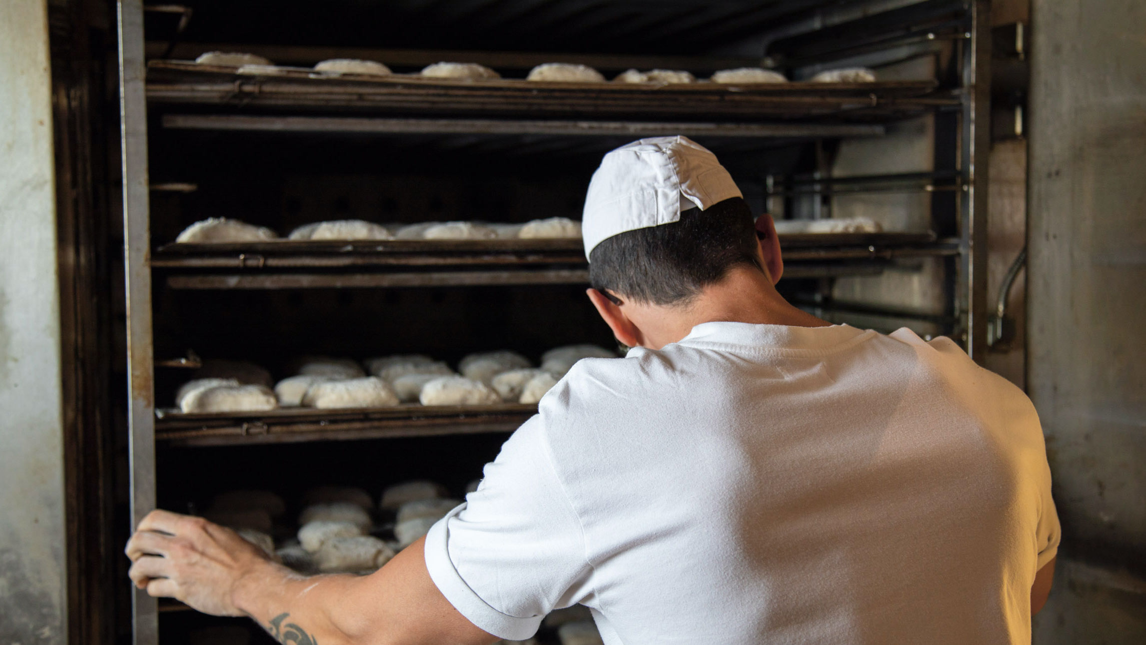 Bäckerermeister bei der Arbeit