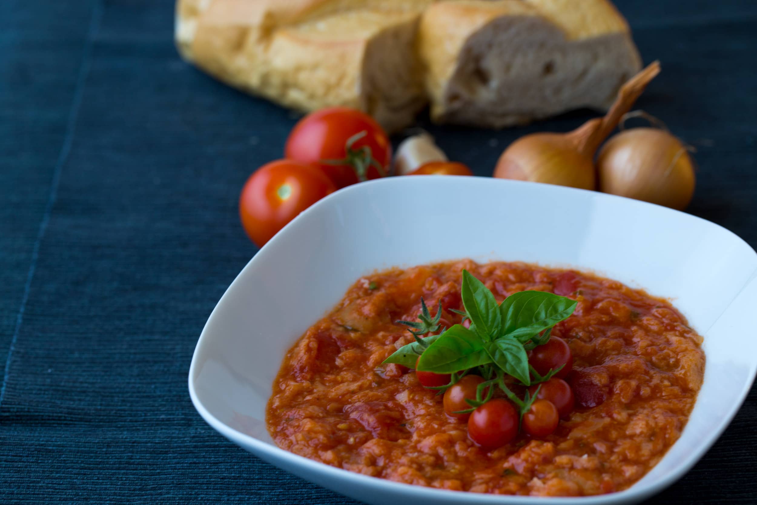 mediterrane-brot-tomaten-suppe