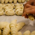 Fromen von Croissants in der Winkler Backstube
