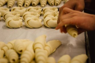 Fromen von Croissants in der Winkler Backstube