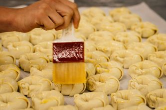 Bestreichen von Croissants in der Winkler Backstube