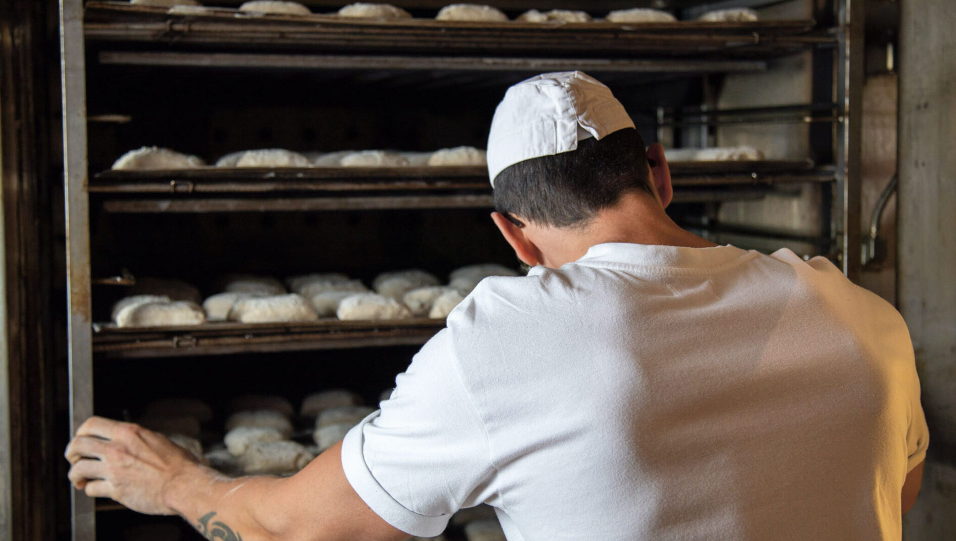 Bäckerermeister bei der Arbeit