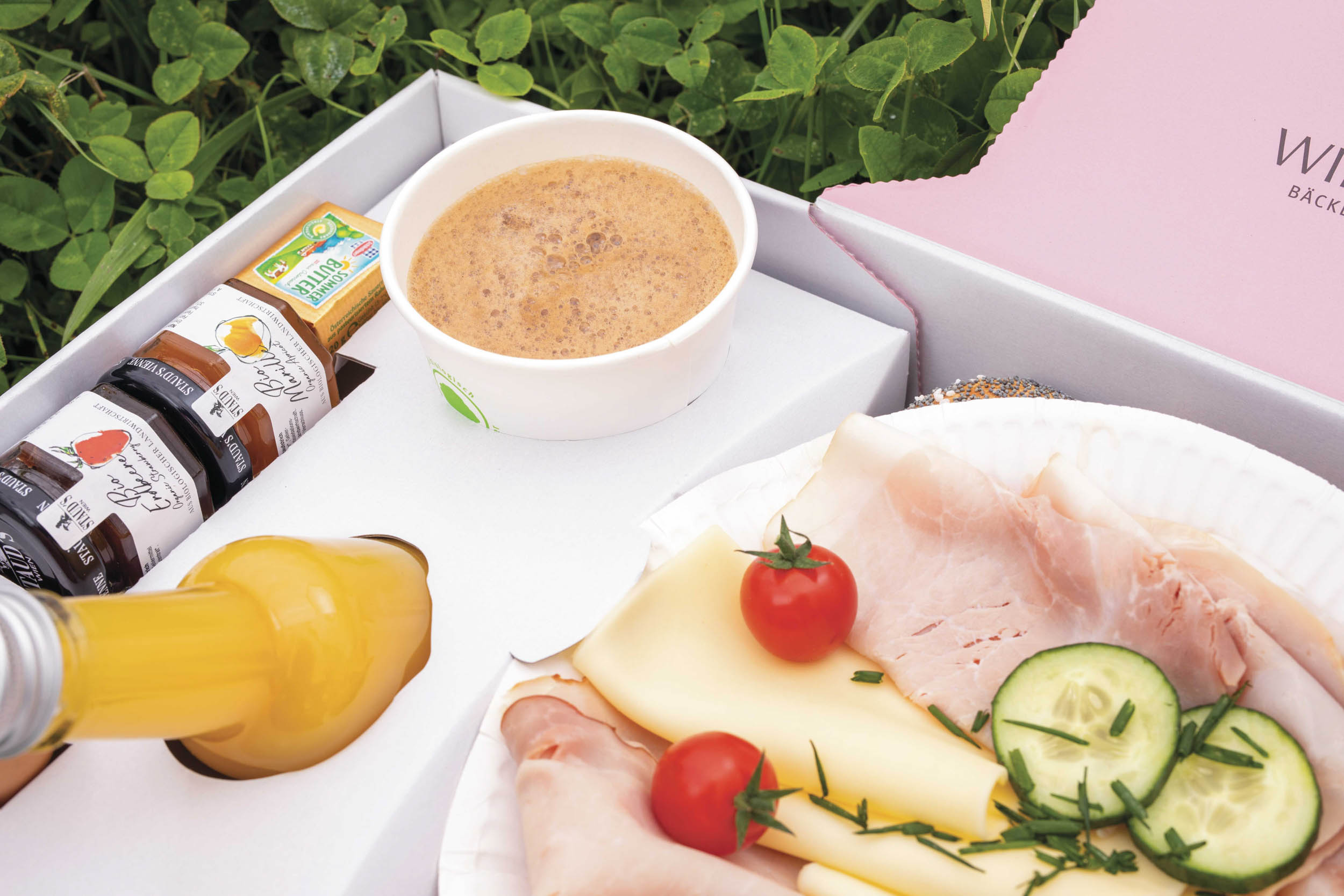 Frühstücksbox mit Schinken, Kaffee, und Orangensaft