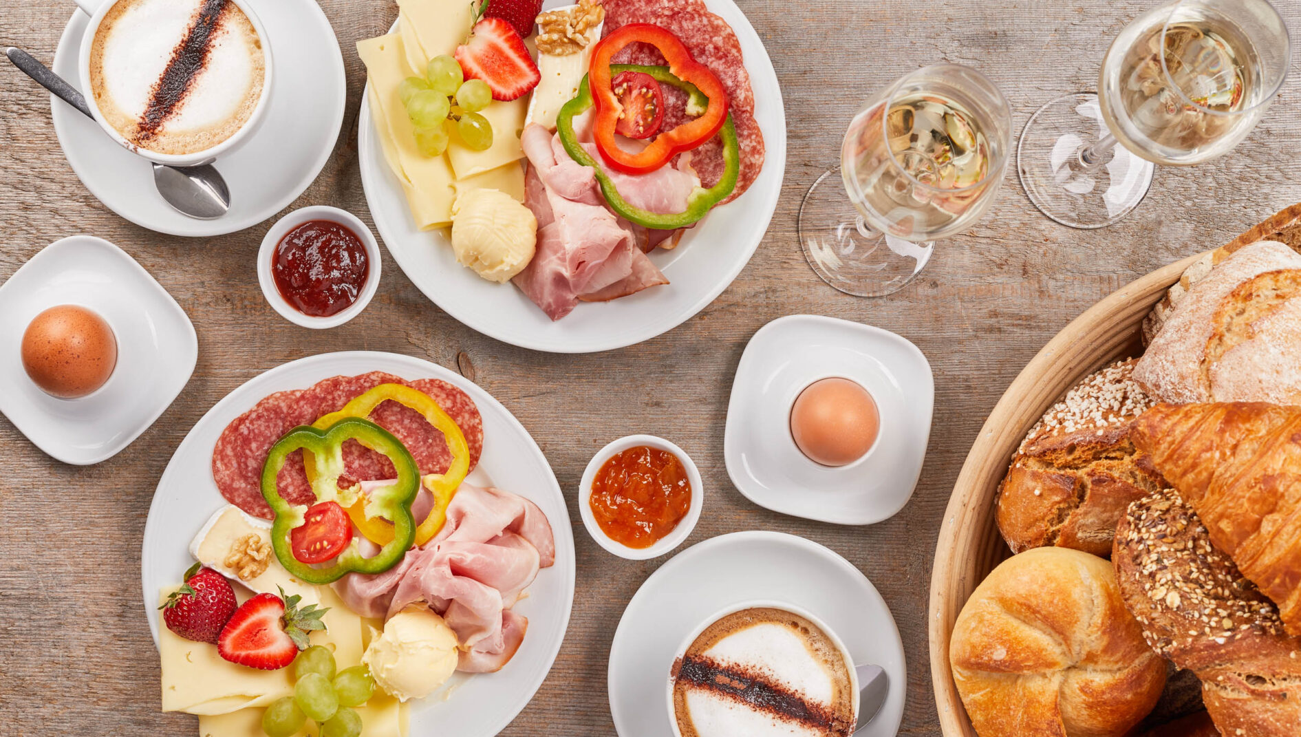 Winklers Frühstückstisch – mit Gebäck und allerlei Köstlichkeiten.
