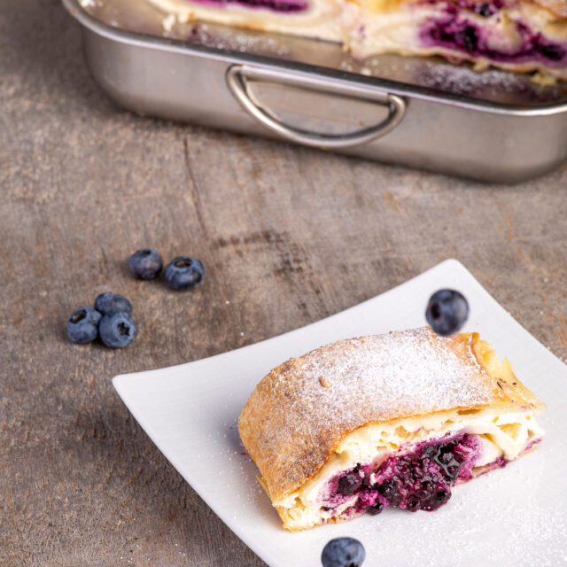 Topfen-Heidelbeer­­­­strudel