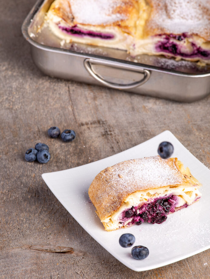Topfen-Heidelbeerstrudel